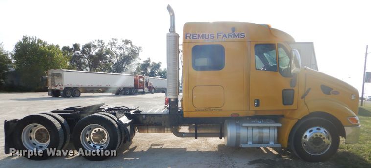 image for item DD4443 2005 Peterbilt 387 semi truck