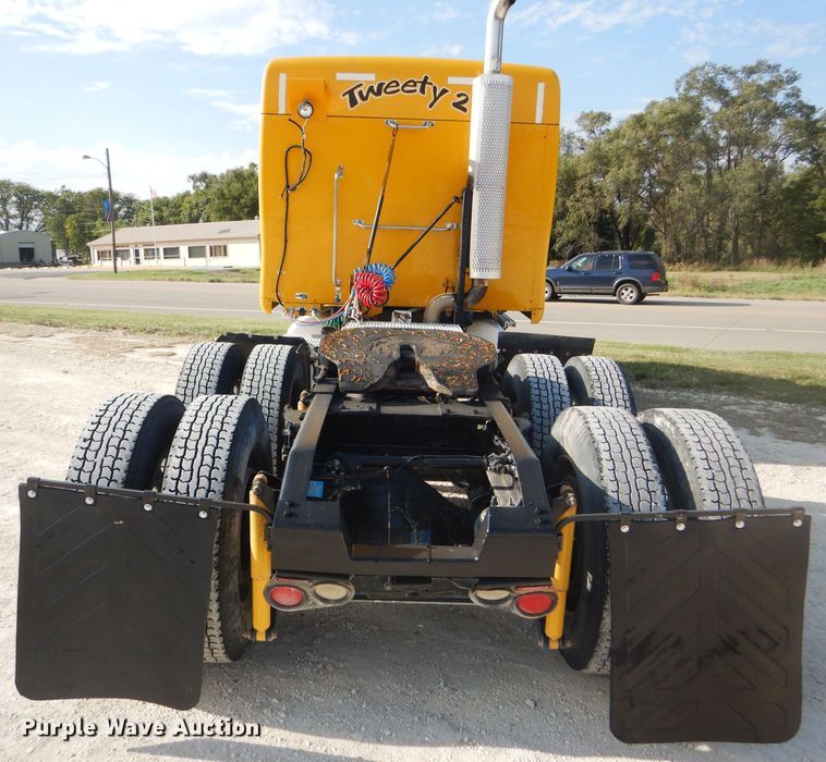 image for item DD4443 2005 Peterbilt 387 semi truck