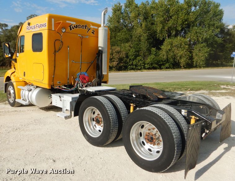 image for item DD4443 2005 Peterbilt 387 semi truck