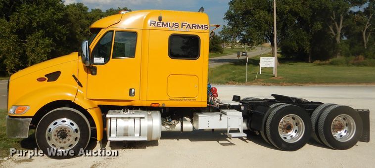 image for item DD4443 2005 Peterbilt 387 semi truck