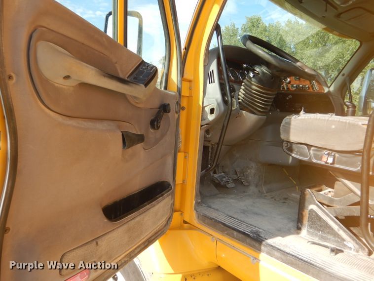 image for item DD4443 2005 Peterbilt 387 semi truck