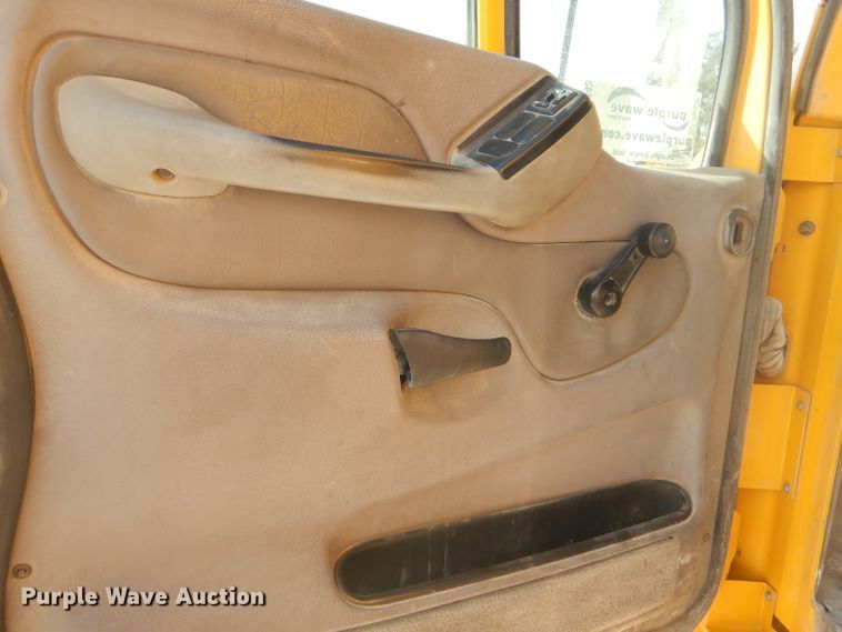 image for item DD4443 2005 Peterbilt 387 semi truck