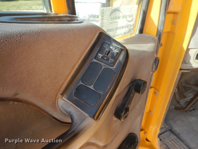 image for item DD4443 2005 Peterbilt 387 semi truck