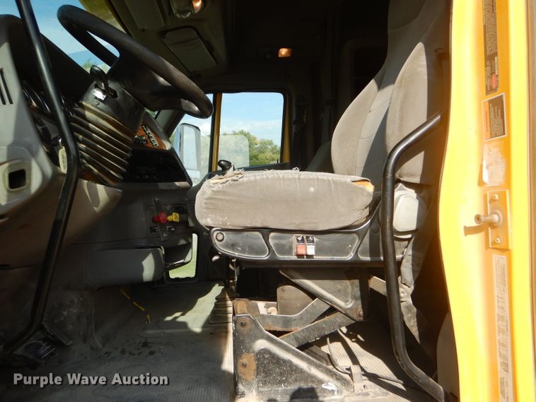 image for item DD4443 2005 Peterbilt 387 semi truck