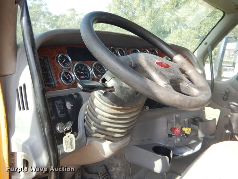 image for item DD4443 2005 Peterbilt 387 semi truck