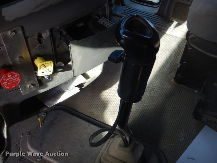 image for item DD4443 2005 Peterbilt 387 semi truck