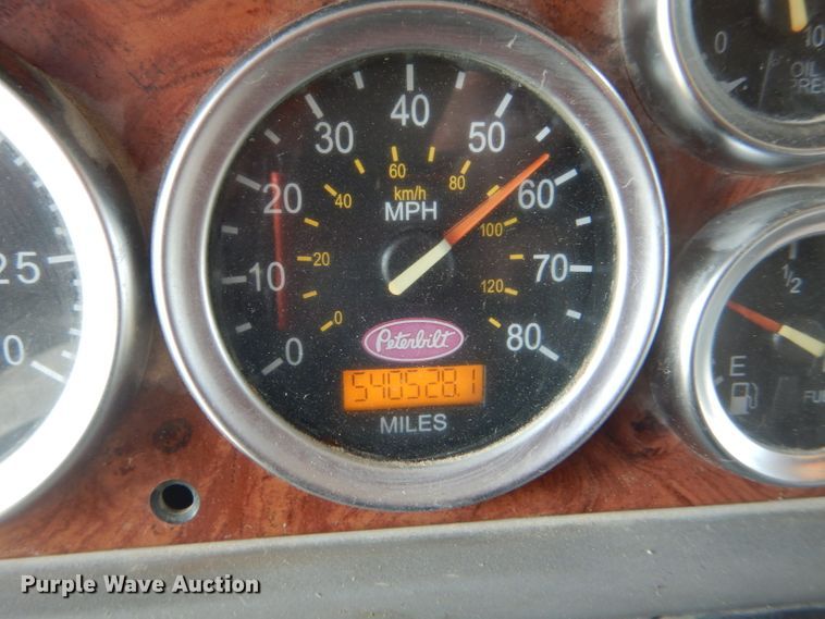 image for item DD4443 2005 Peterbilt 387 semi truck