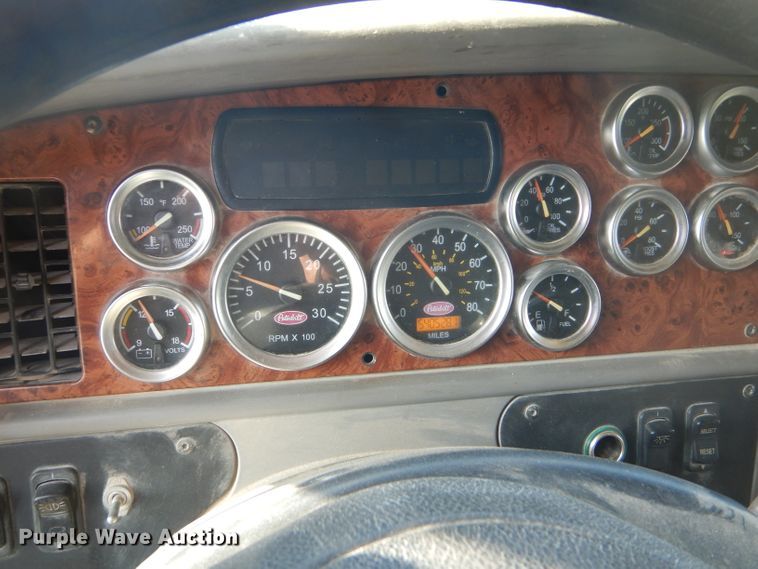 image for item DD4443 2005 Peterbilt 387 semi truck