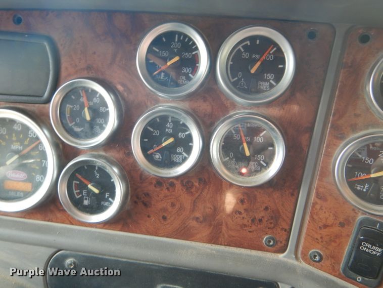 image for item DD4443 2005 Peterbilt 387 semi truck