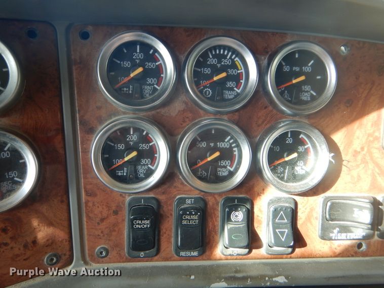 image for item DD4443 2005 Peterbilt 387 semi truck