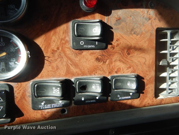 image for item DD4443 2005 Peterbilt 387 semi truck