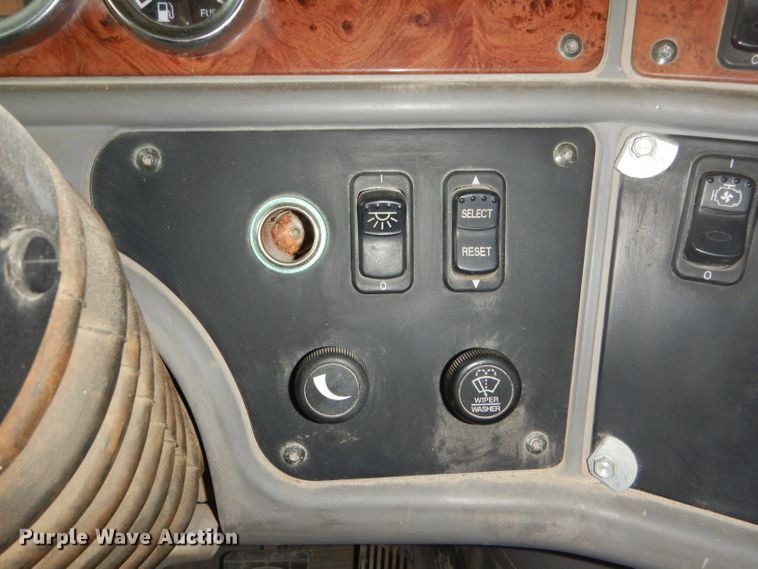 image for item DD4443 2005 Peterbilt 387 semi truck