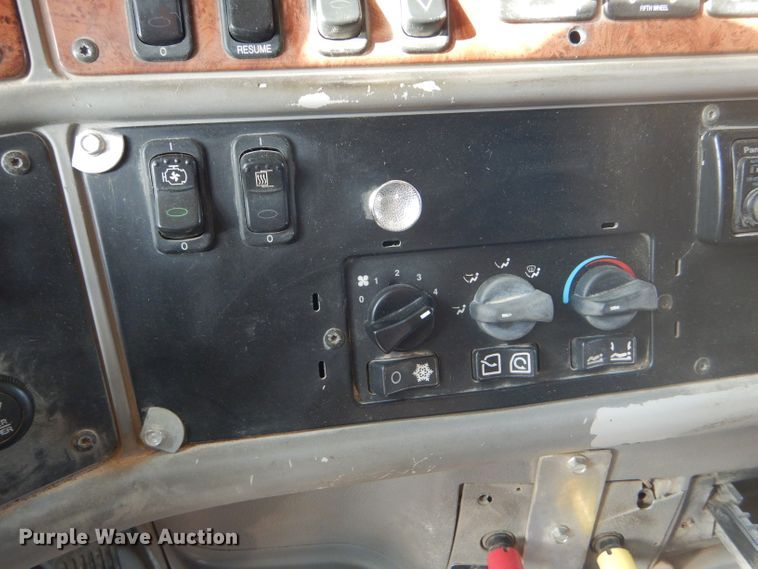 image for item DD4443 2005 Peterbilt 387 semi truck