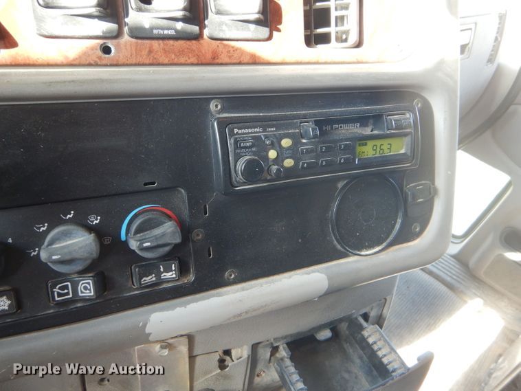 image for item DD4443 2005 Peterbilt 387 semi truck