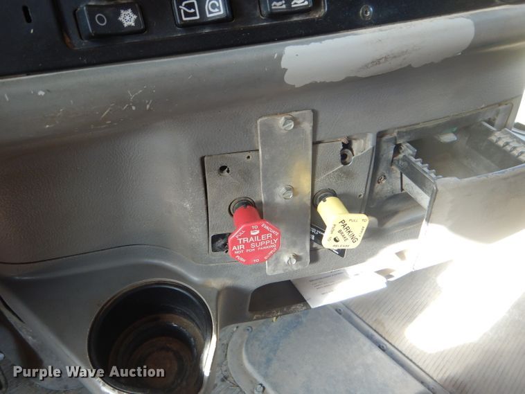 image for item DD4443 2005 Peterbilt 387 semi truck