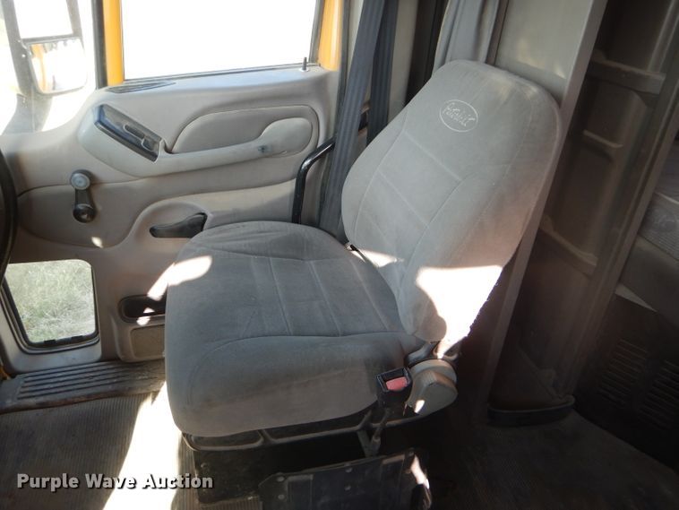 image for item DD4443 2005 Peterbilt 387 semi truck