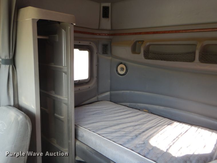 image for item DD4443 2005 Peterbilt 387 semi truck