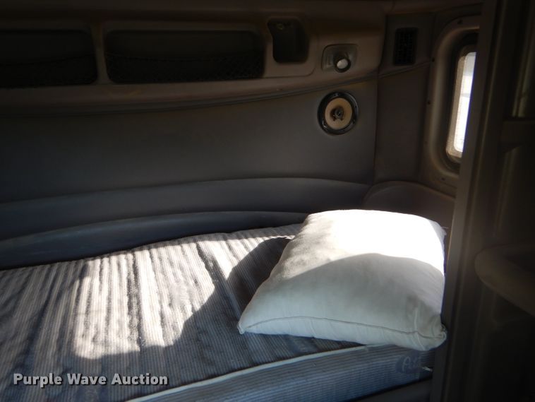 image for item DD4443 2005 Peterbilt 387 semi truck