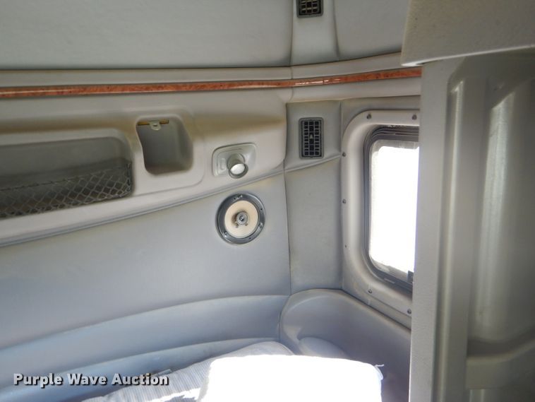 image for item DD4443 2005 Peterbilt 387 semi truck