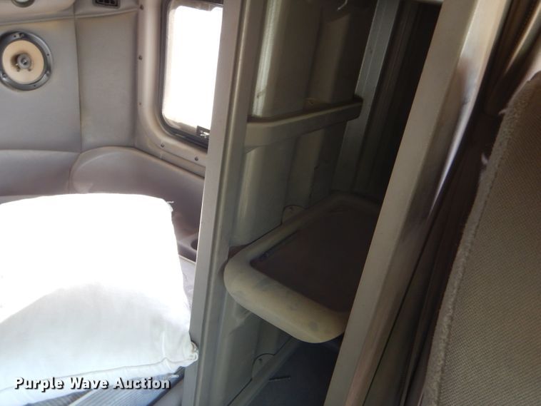 image for item DD4443 2005 Peterbilt 387 semi truck