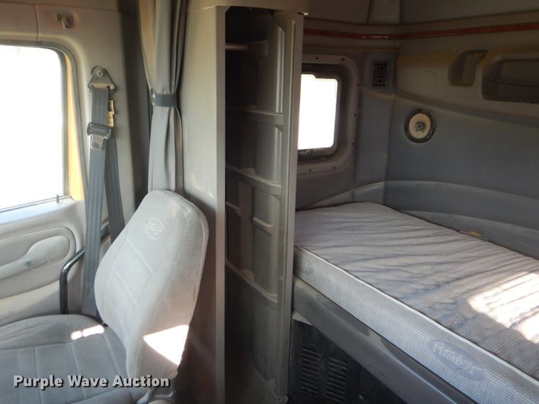 image for item DD4443 2005 Peterbilt 387 semi truck