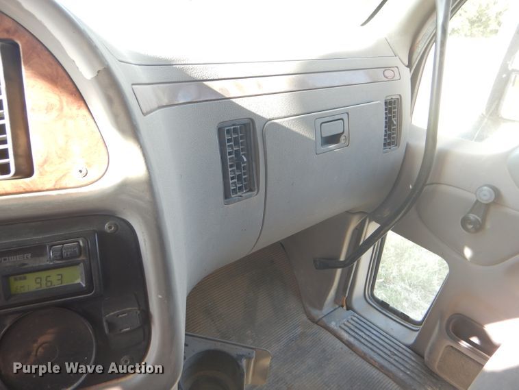 image for item DD4443 2005 Peterbilt 387 semi truck