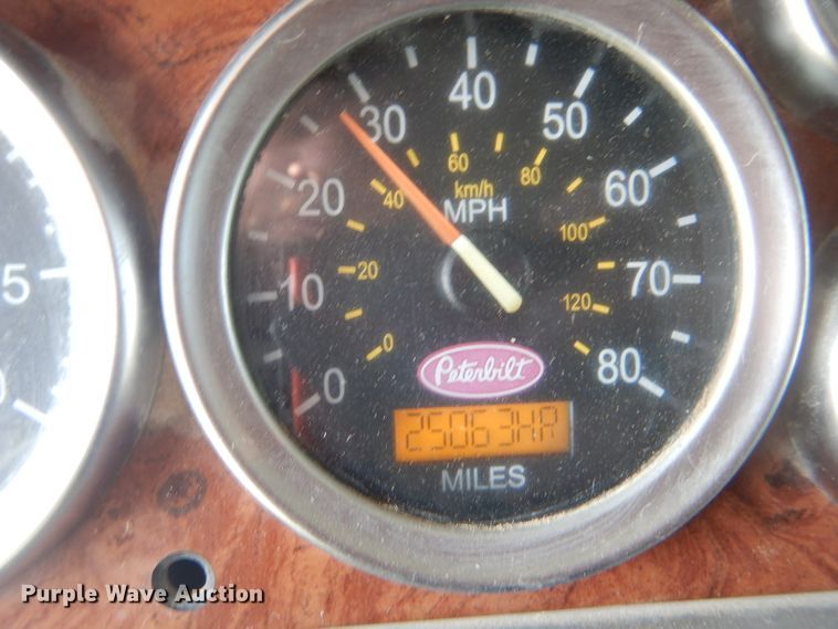 image for item DD4443 2005 Peterbilt 387 semi truck