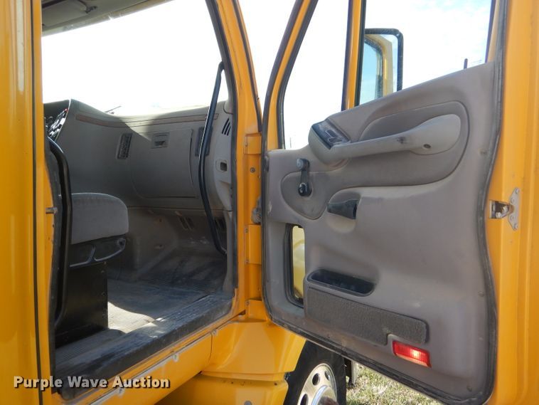 image for item DD4443 2005 Peterbilt 387 semi truck