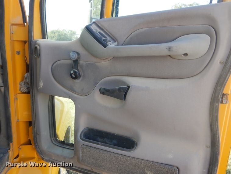 image for item DD4443 2005 Peterbilt 387 semi truck