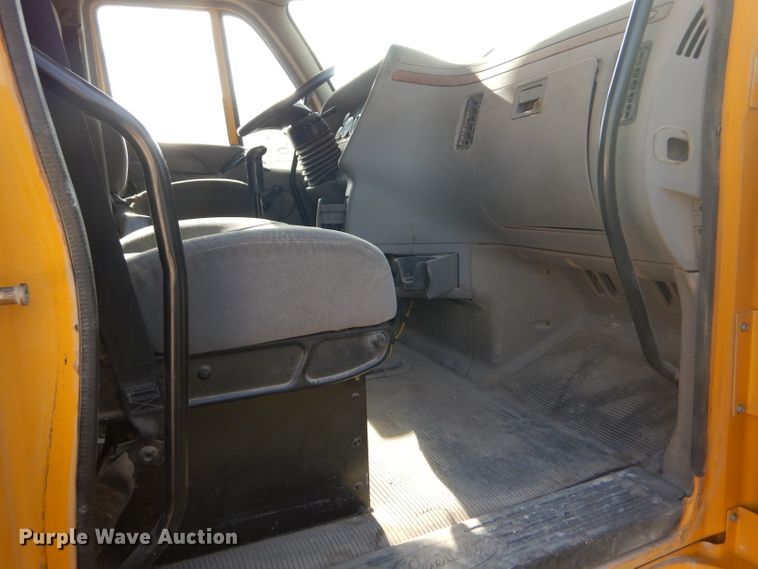 image for item DD4443 2005 Peterbilt 387 semi truck