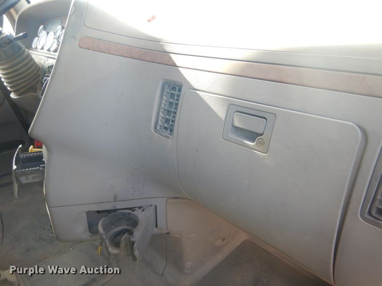 image for item DD4443 2005 Peterbilt 387 semi truck