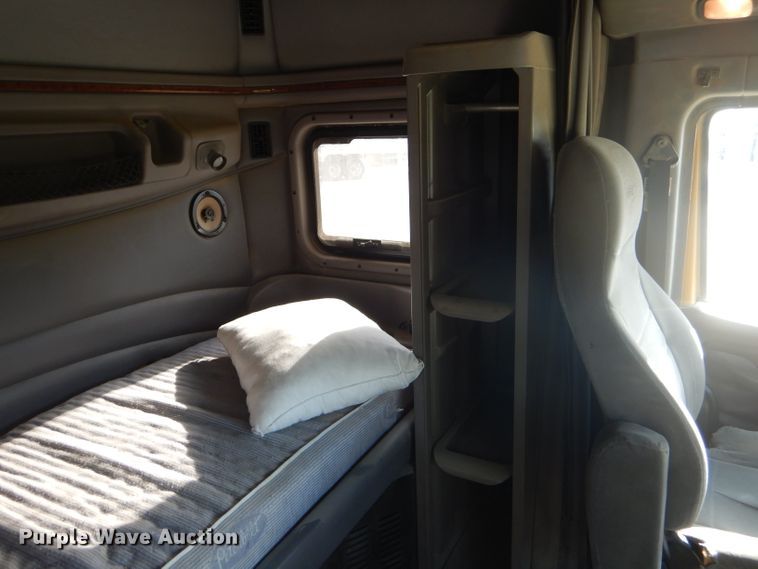 image for item DD4443 2005 Peterbilt 387 semi truck