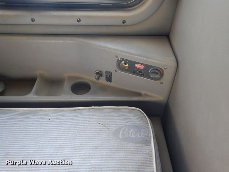 image for item DD4443 2005 Peterbilt 387 semi truck