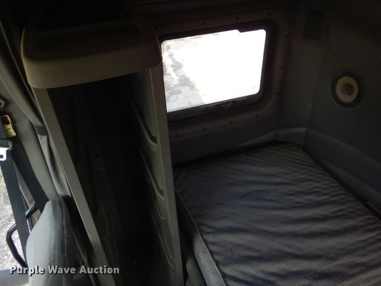 image for item DD4443 2005 Peterbilt 387 semi truck