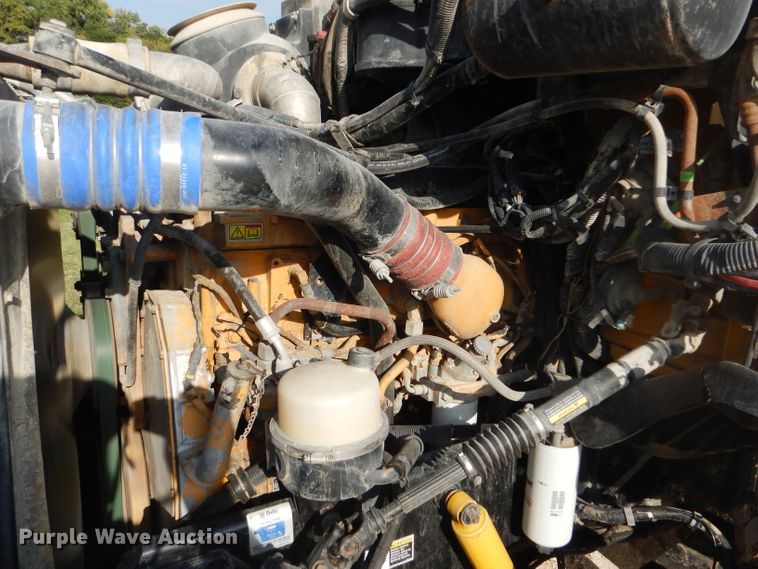 image for item DD4443 2005 Peterbilt 387 semi truck