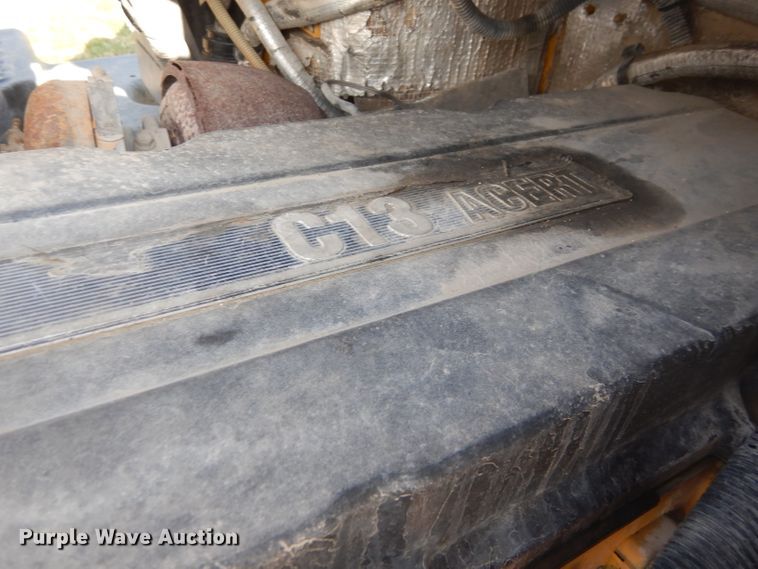 image for item DD4443 2005 Peterbilt 387 semi truck