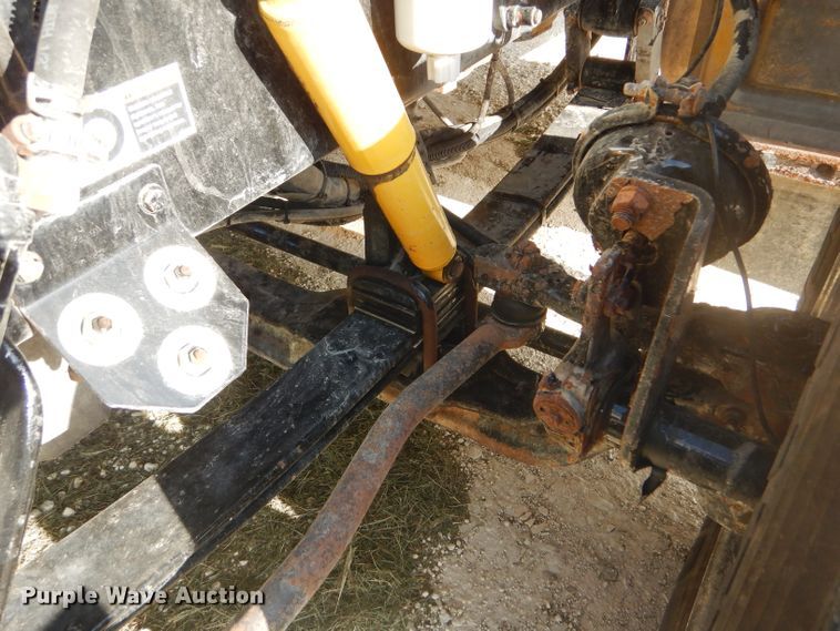 image for item DD4443 2005 Peterbilt 387 semi truck