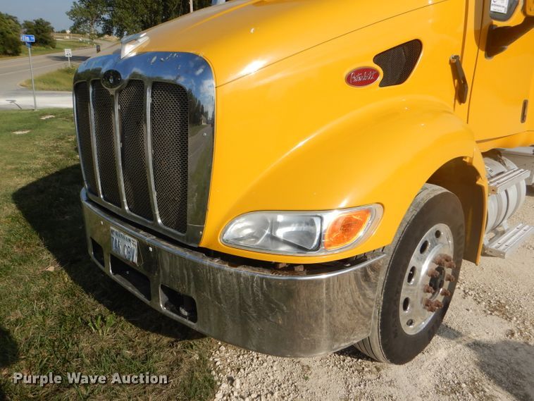 image for item DD4443 2005 Peterbilt 387 semi truck