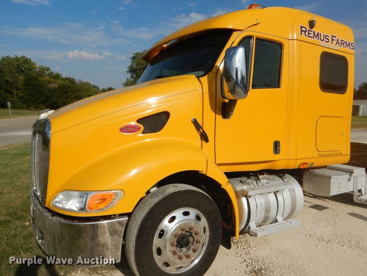 image for item DD4443 2005 Peterbilt 387 semi truck