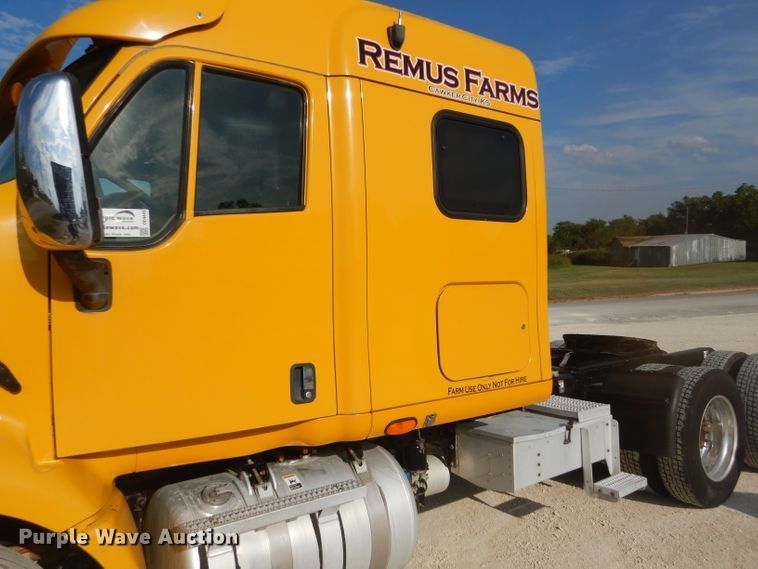 image for item DD4443 2005 Peterbilt 387 semi truck