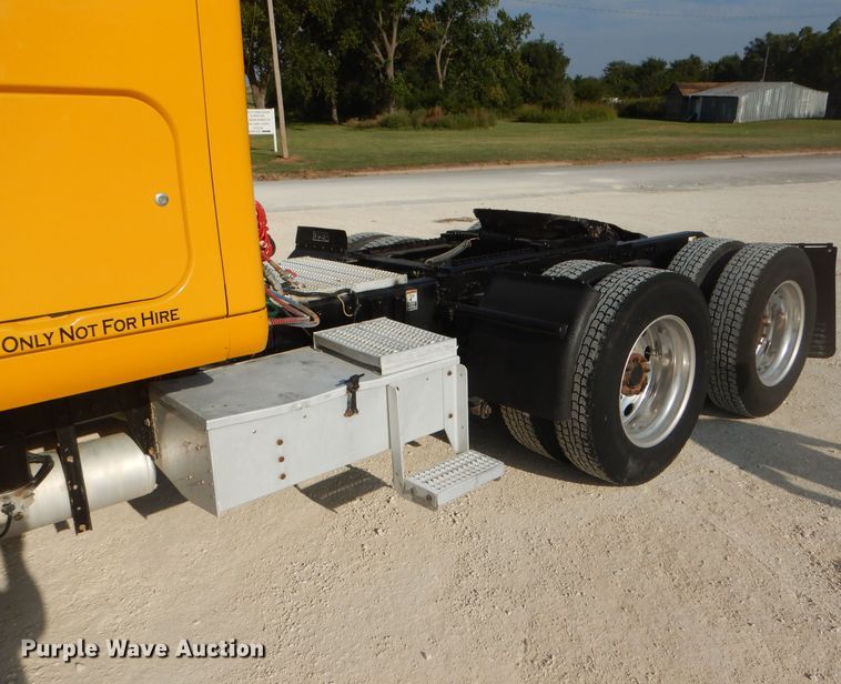 image for item DD4443 2005 Peterbilt 387 semi truck