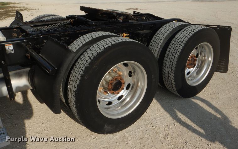 image for item DD4443 2005 Peterbilt 387 semi truck