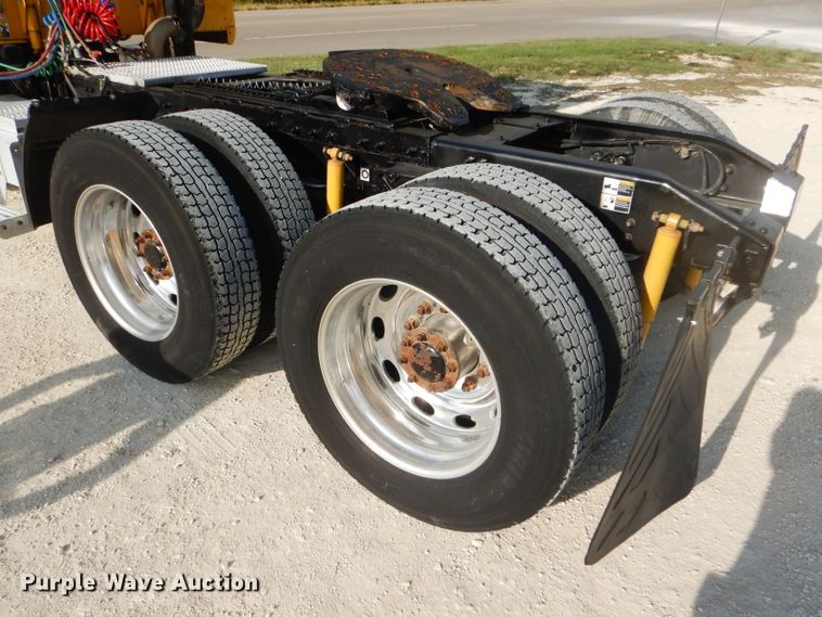 image for item DD4443 2005 Peterbilt 387 semi truck