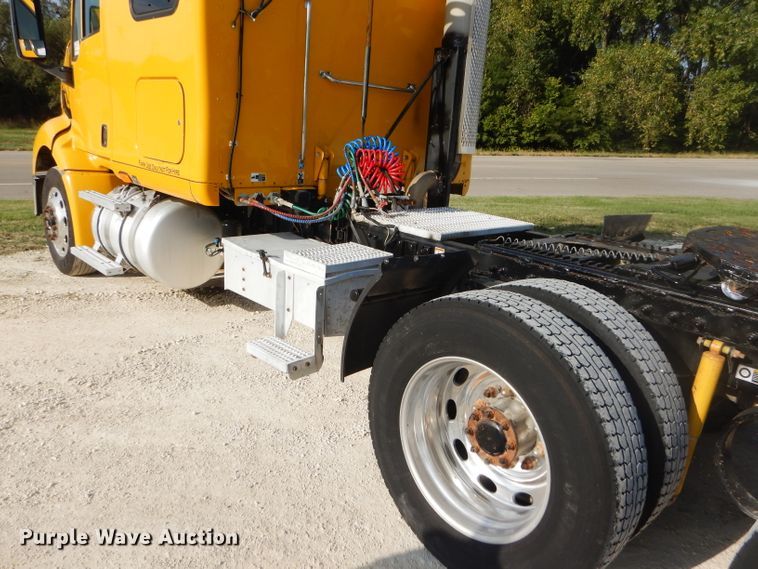 image for item DD4443 2005 Peterbilt 387 semi truck