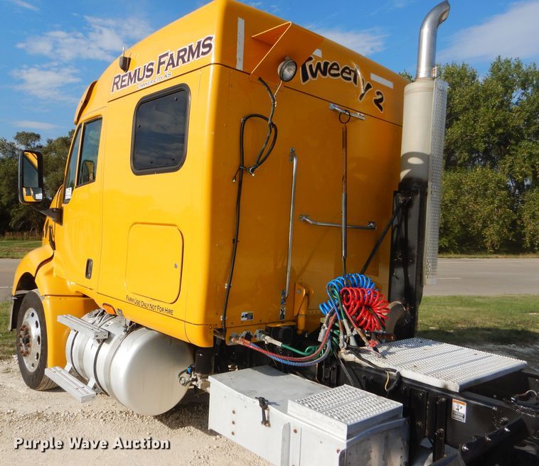 image for item DD4443 2005 Peterbilt 387 semi truck