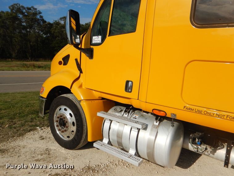 image for item DD4443 2005 Peterbilt 387 semi truck