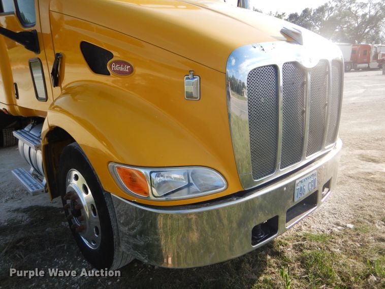 image for item DD4443 2005 Peterbilt 387 semi truck