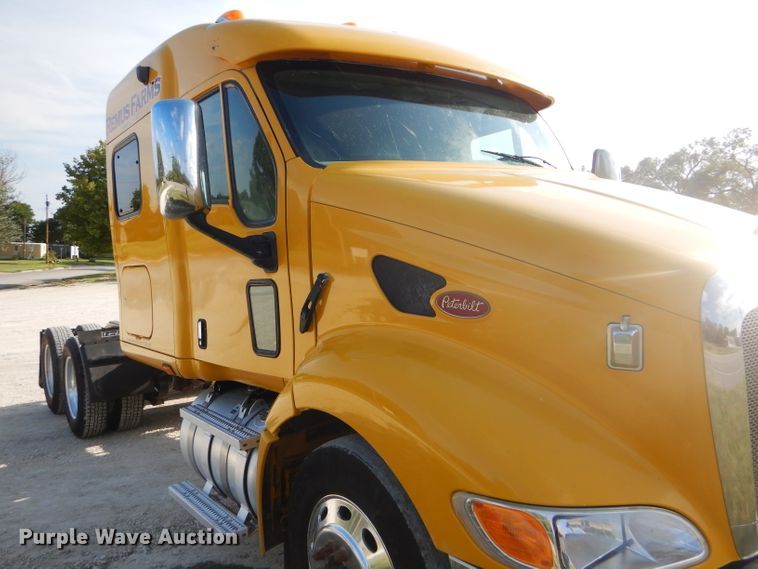 image for item DD4443 2005 Peterbilt 387 semi truck