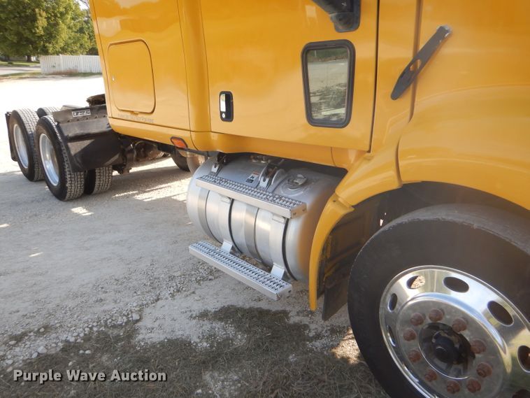 image for item DD4443 2005 Peterbilt 387 semi truck