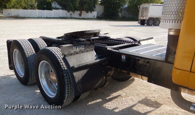 image for item DD4443 2005 Peterbilt 387 semi truck